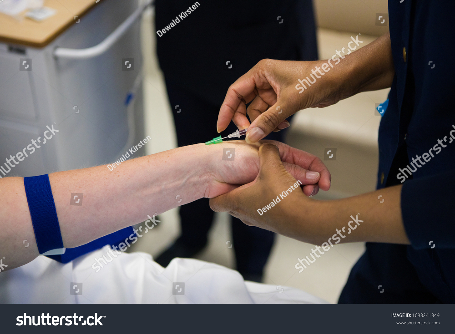 How to insert intravenous line