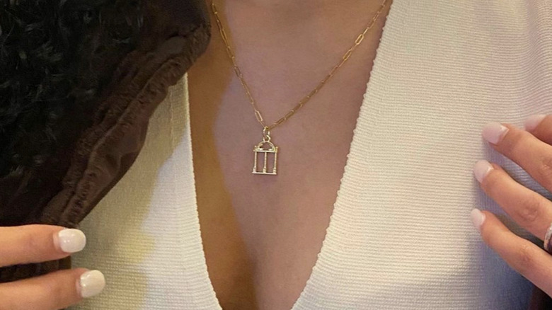 How to choose jewelry for a first date
